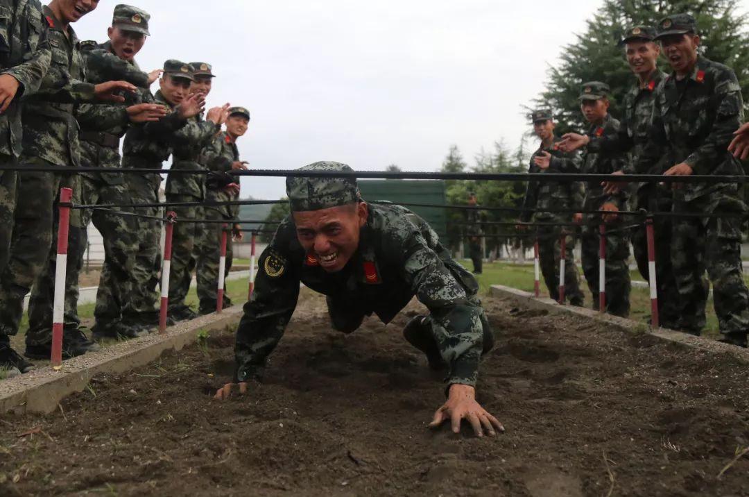 轻狂，一个充满青春气息、激情四溢的词汇，它代表着年轻人无所畏惧、勇往直前的精神。在人生的旅途中，谁没有经历过一段轻狂的岁月呢？本文将从背景、重要事件、影响以及在特定领域或时代中的地位等方面，带你回顾那段轻狂的岁月。