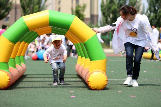 在一个宁静的小镇上，住着一群快乐的孩子，他们每天一起玩耍、学习和探索世界。其中，有一个特别有趣的小男孩，名叫小踩。他不像其他孩子那样喜欢用玩具或者游戏来打发时间，而是更喜欢通过组词游戏来与朋友互动。